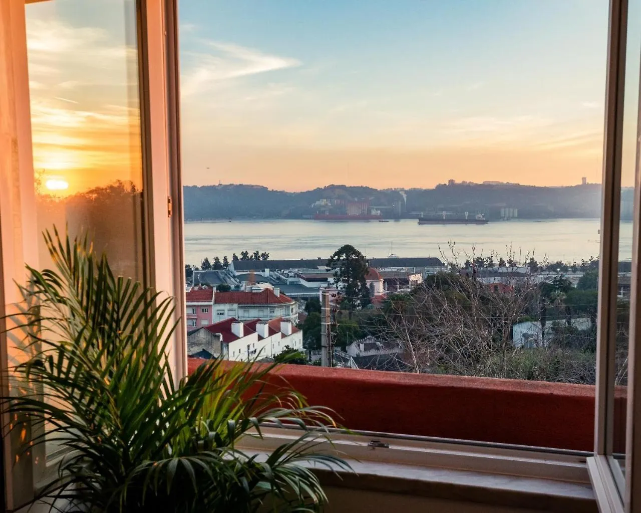 Romantic Rooftop Apart W/ River View Ac Heating Apartment Lisbon